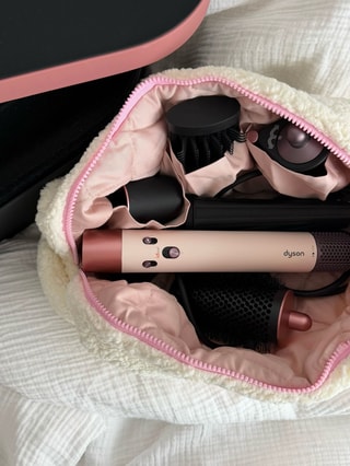 Косметичка для Dyson💫
🪄Три кармашка для насадок: Удобные отделения подходят для хранения ваших насадок, обеспечивая легкий доступ и порядок.
🪄Идеально для путешествий: Легкая и удобная, она станет вашим незаменимым спутником в поездках, позволяя всегда выглядеть безупречно.
🪄Большой выбор материалов. Вы точно подберете себе косметичку по душе
Позвольте себе наслаждаться процессом создания идеального образа с комфортом и удобством🎀